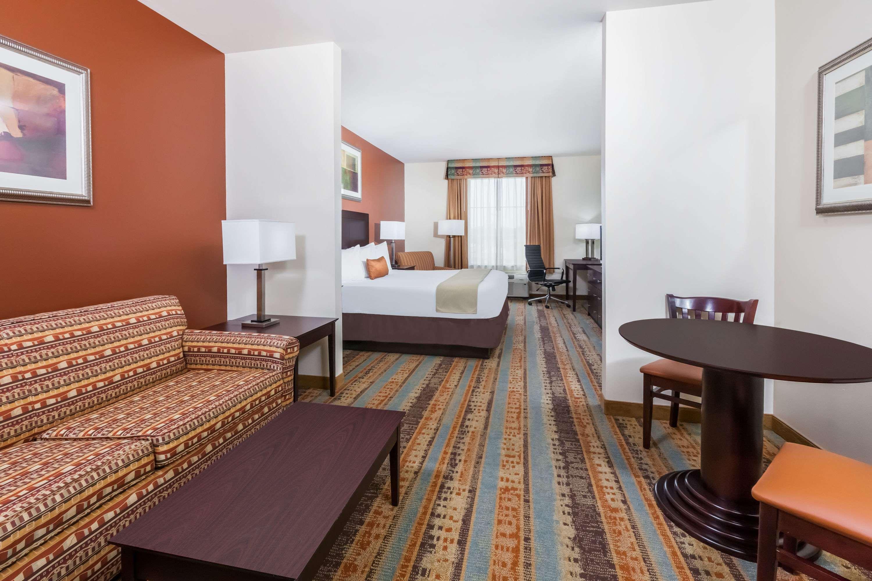 Baymont By Wyndham Henderson Hotel Екстериор снимка